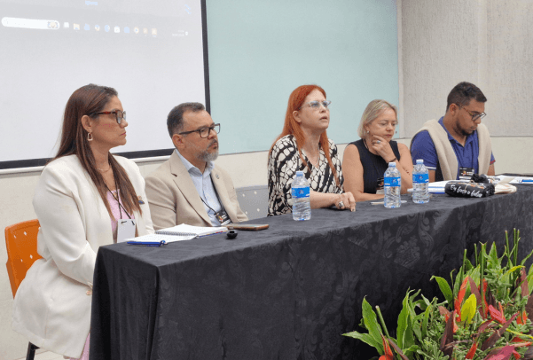 Mesa de debate com profissionais de Enfermagem em evento da ABEn