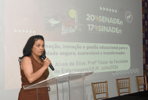 Enfermeira apresentando palestra no 20º SENADEn / 17º SINADEn